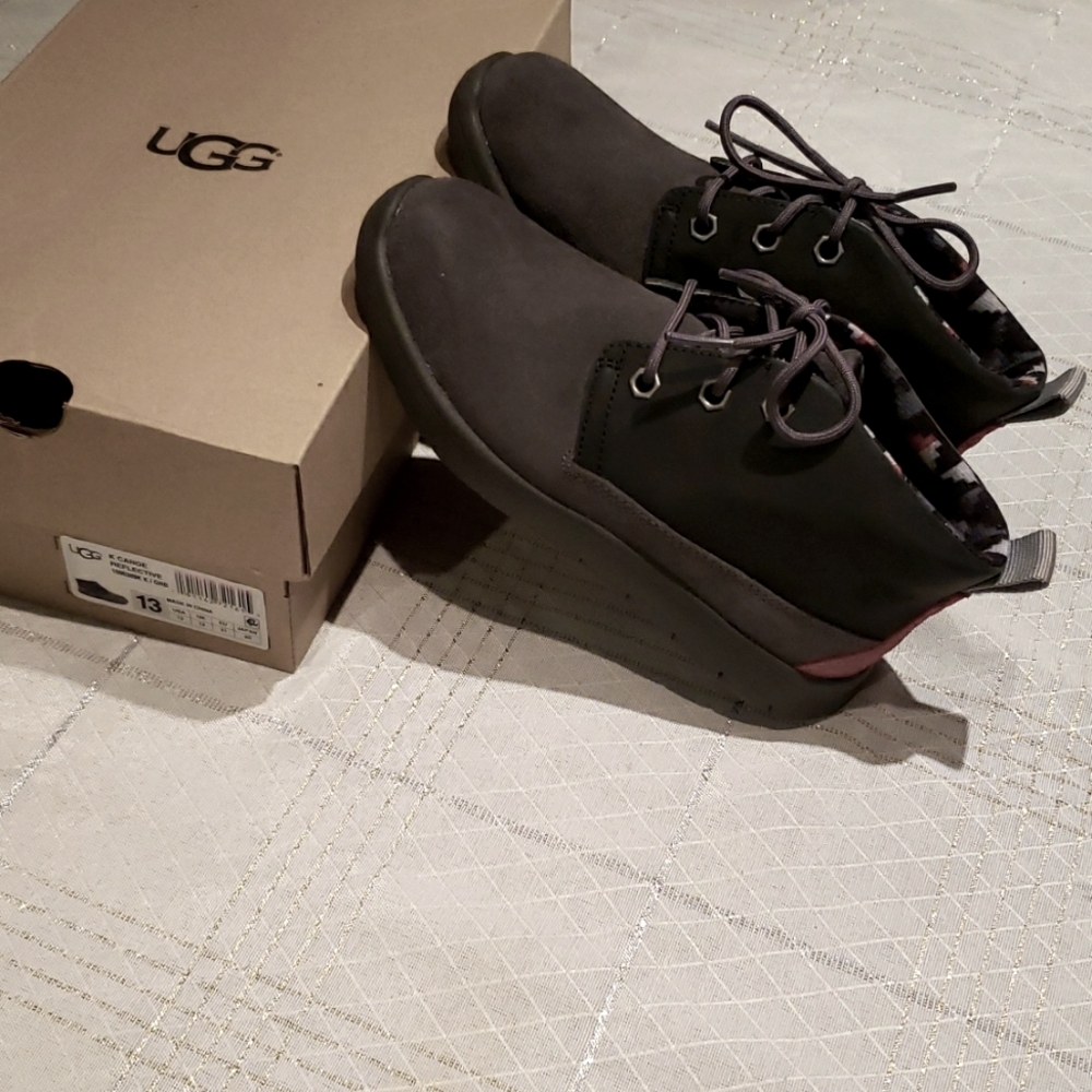 UGG New BOOTs KIDS Suede CANOE REFLECTIVE Treadlite Chukka Grey Red Black NIB 13 - Picture 7 of 16
